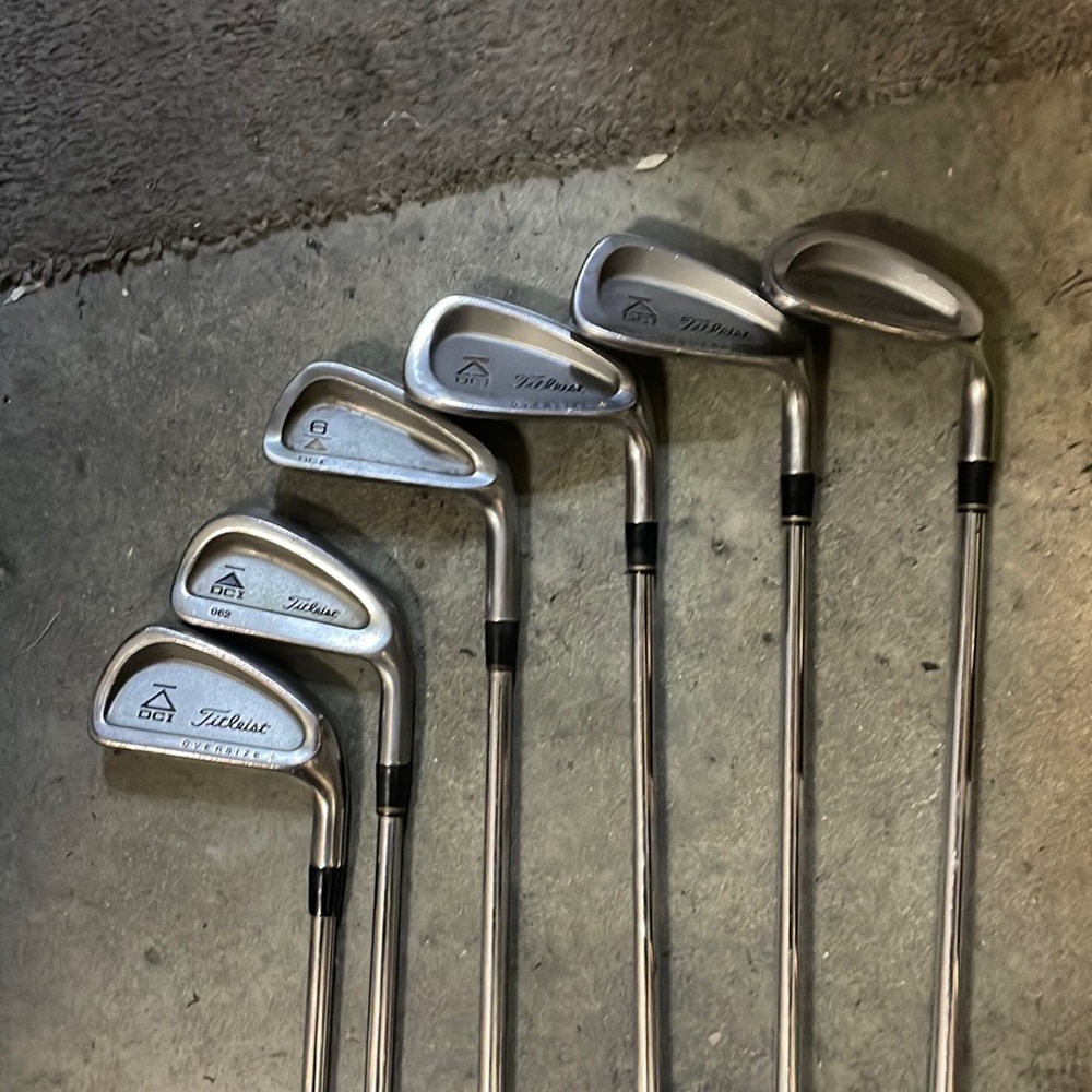 Titleist Mens Golf Set 8 Pc. 
In right hand